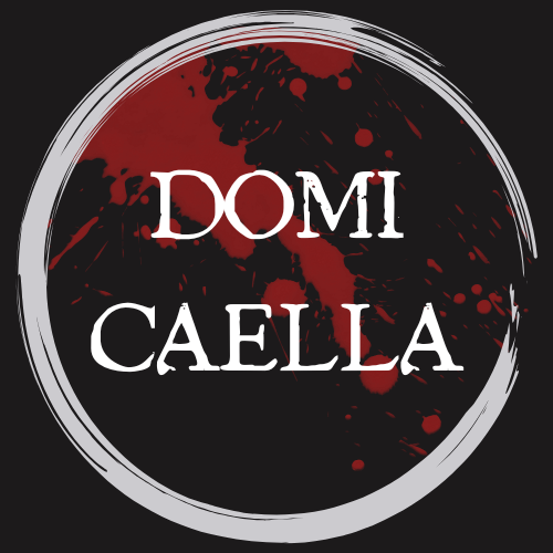 Logo: Schriftzug DOMI CAELLA vor dunklem blutigen Hintergrund