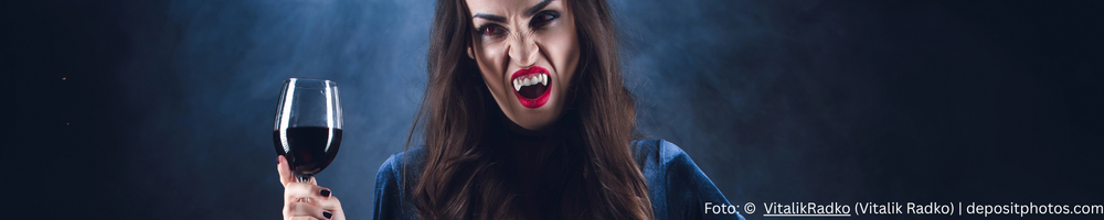 Foto einer Vampirin mit Weinglas in der Hand