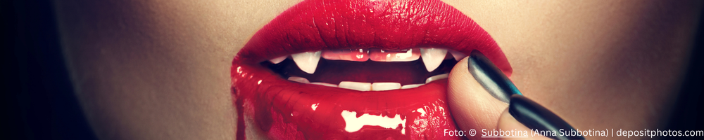 Rote Lippen mit Vampirzähnen